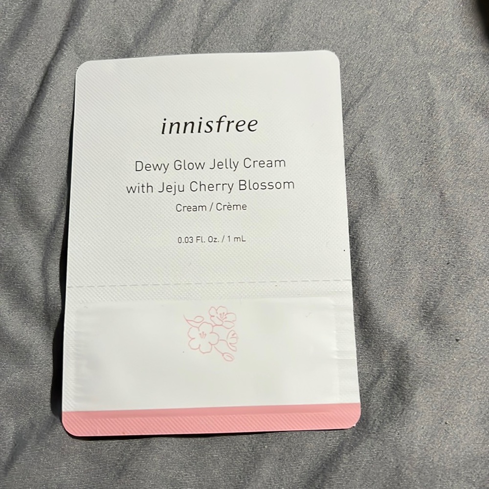 Innisfree dewy glow jelly face and neck cream
